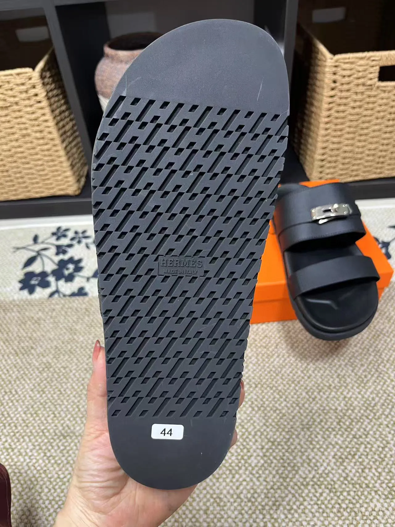 P300 Hermes men's Kazimir slippers - top-quality woven calfskin functional sandals with interwoven uppers inspired by the "H" iconic pattern to create a casual look, perfect for summer. Imported cowhide + cowhide lining + TUP outsole Size: 36-46 couple model